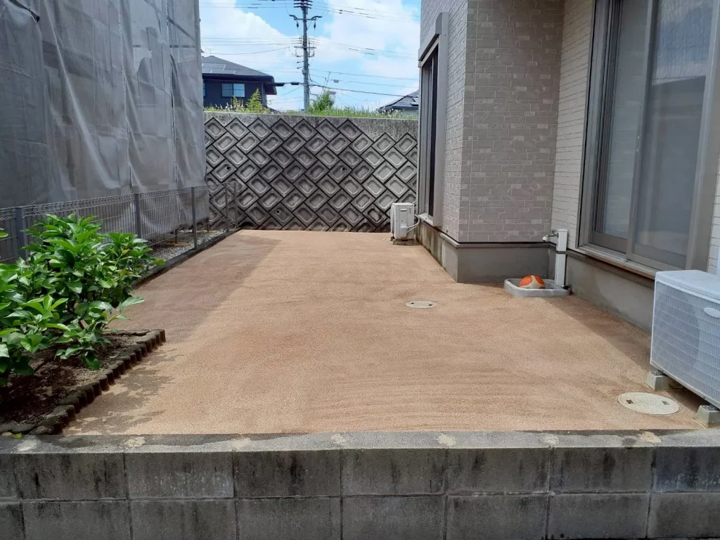 施工後の庭。固まる土で一面が平滑に舗装された状態